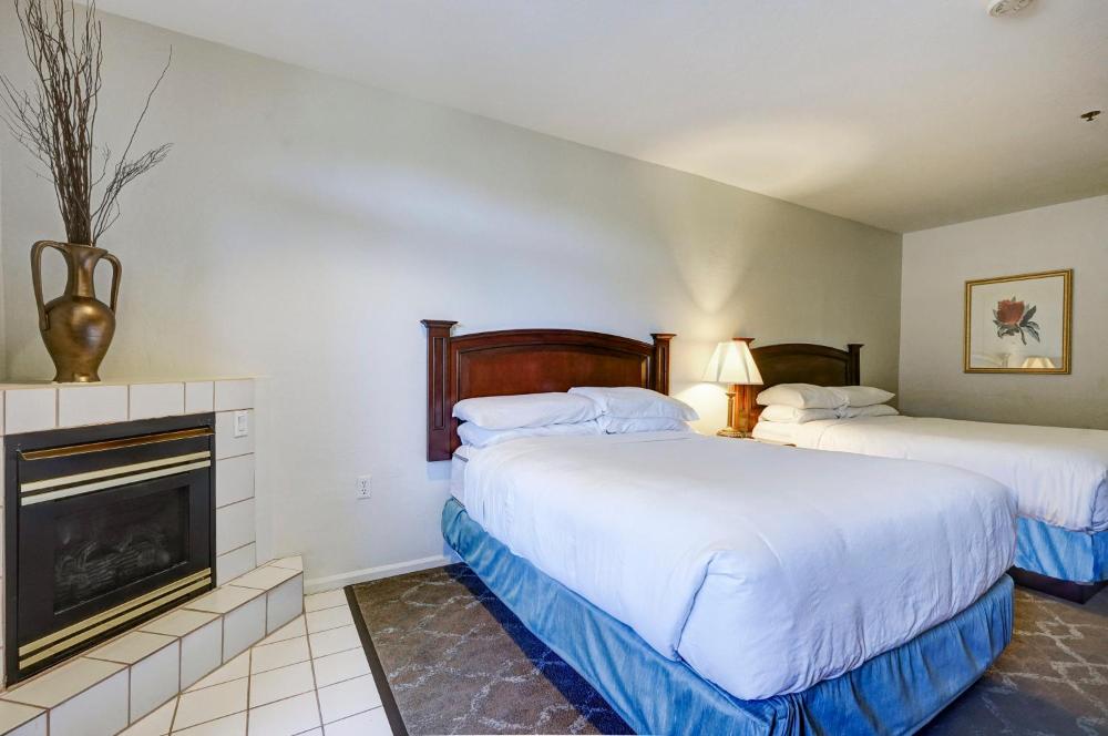 Deluxe Double Queen Accessible Room interior